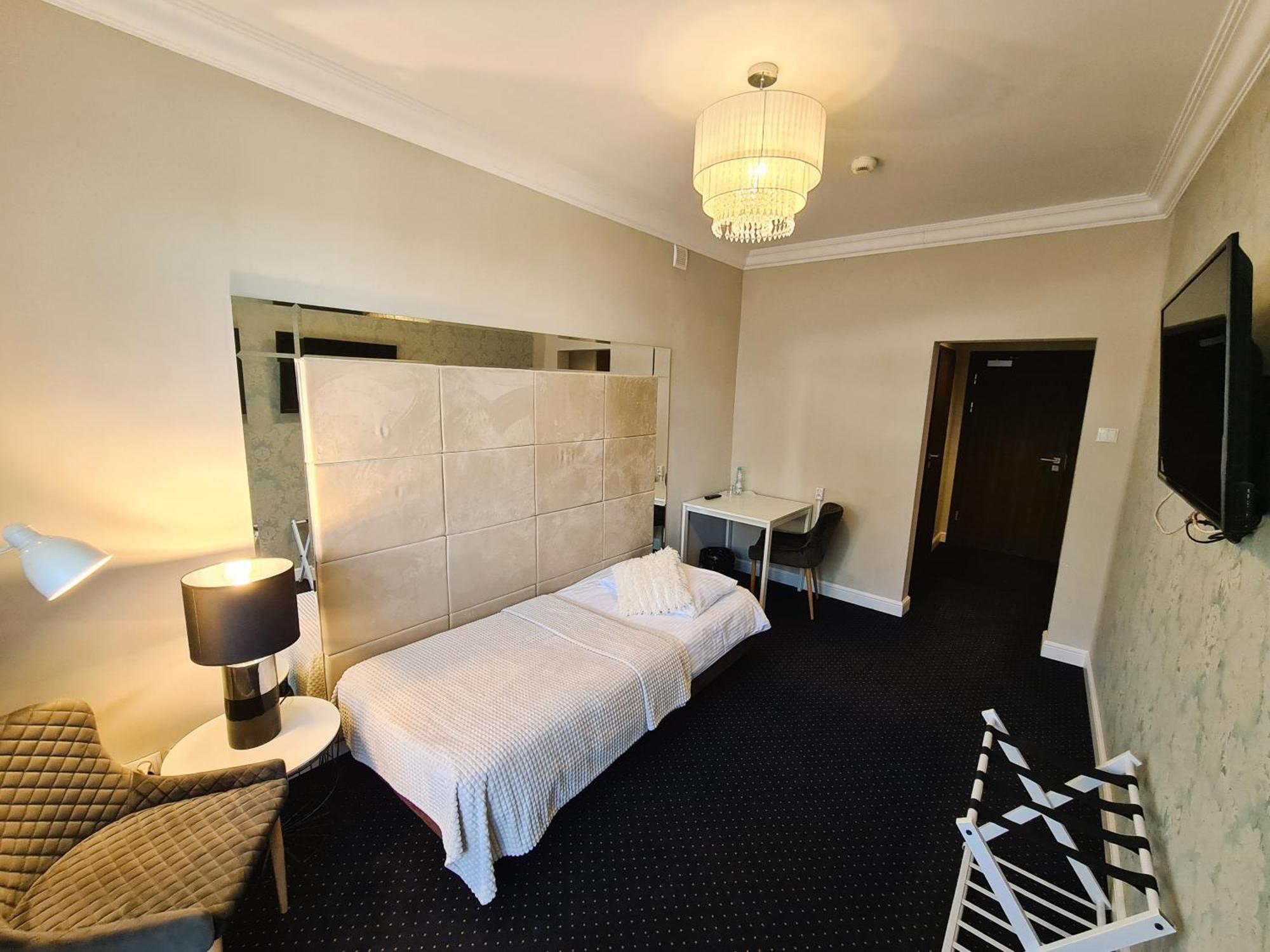 Hotel Kurpia Arte Nowogród Buitenkant foto