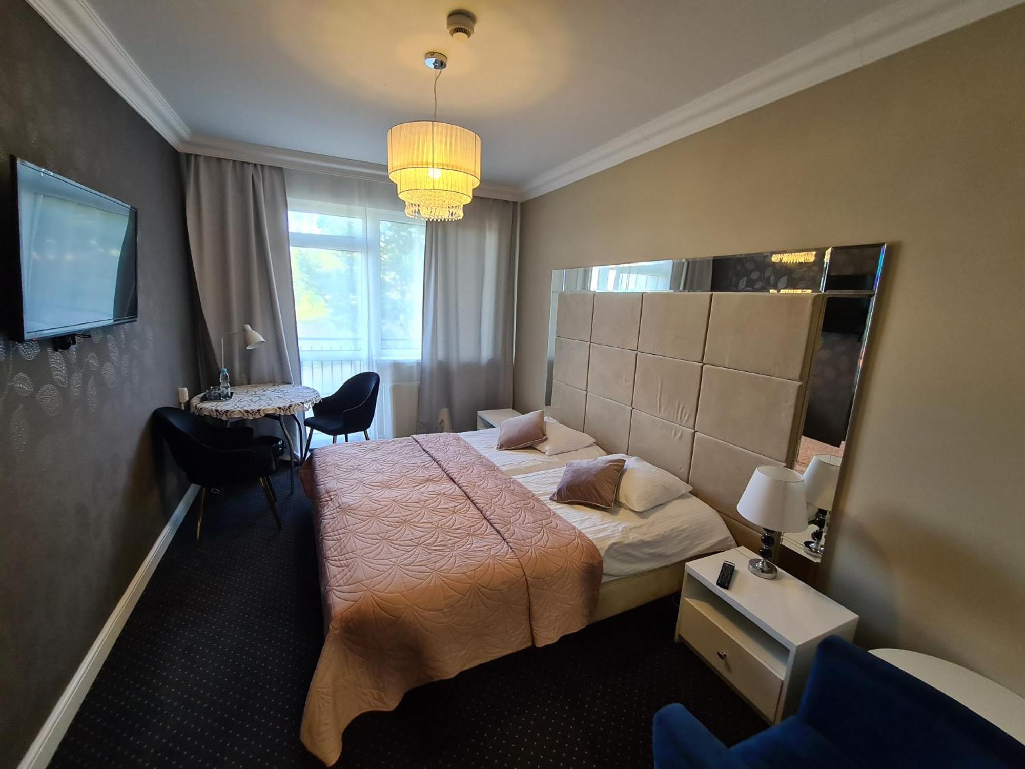 Hotel Kurpia Arte Nowogród Buitenkant foto