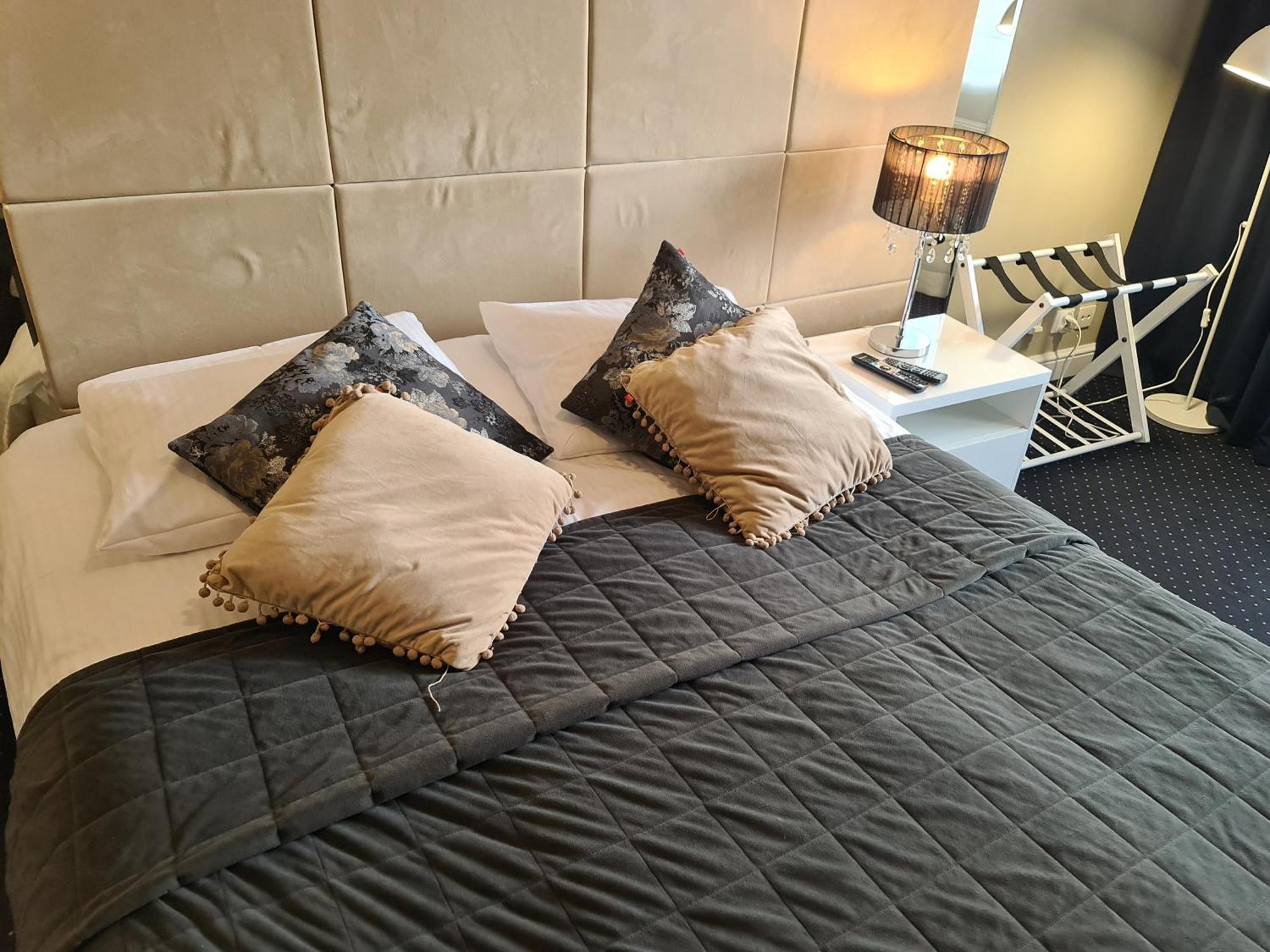 Hotel Kurpia Arte Nowogród Buitenkant foto