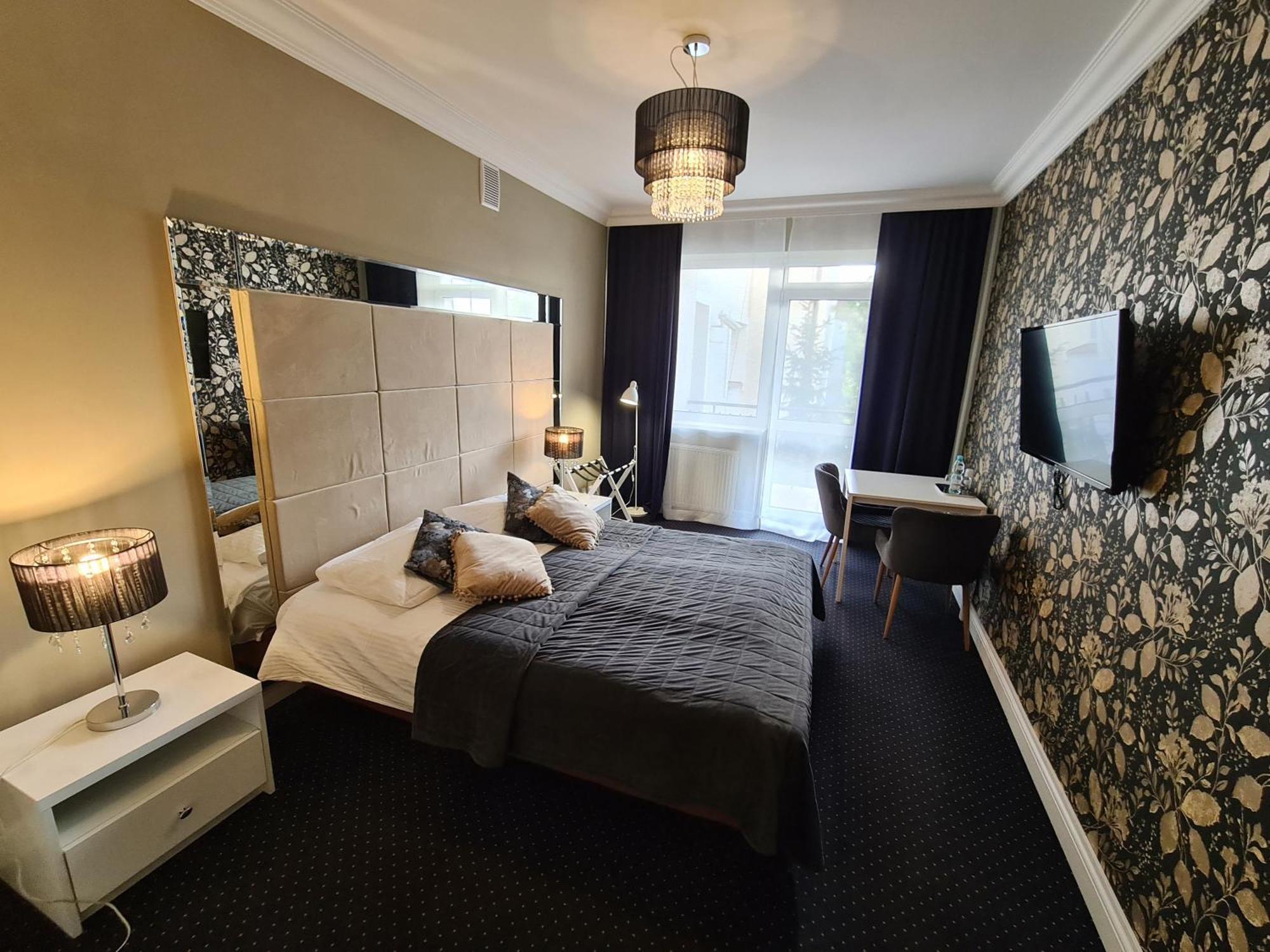 Hotel Kurpia Arte Nowogród Buitenkant foto